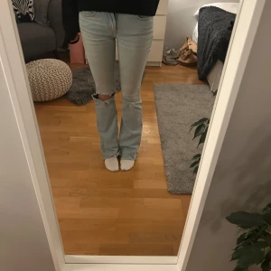 Ljusblå jeans med hål - Säljer ett par ljusblå low waist jeans. Tyget är lite stretchat där bak men inget som syns om man har tröja över, skriv för fler bilder. Supersnygga💕
