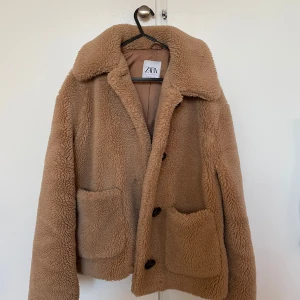 Teddyjacka från Zara - Mysig teddyjacka från Zara i storlek 34. Som ny! Tveka inte att kontakta mig vid frågor eller fler bilder 💞