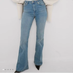 Nakd Jeans - Säljer dessa högmidjade jeans från nakd som inte kommer till användning! Nypris 499!