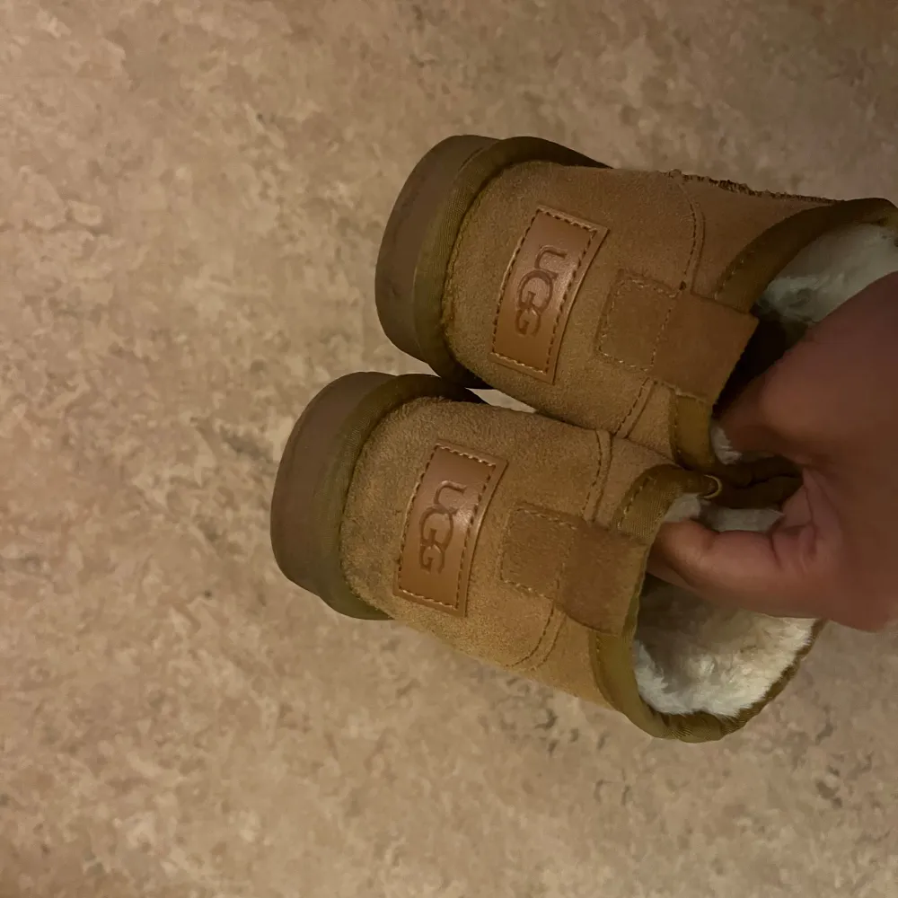 Säljer ett par mysiga bruna UGG boots i mocka med mjukt foder inuti. Perfekta för kalla dagar när du vill hålla fötterna varma och bekväma. Använt ca 2-3 gånger så de är i mycket bra  och nytt skick. Pris kan diskuteras vid snabb affär!. Skor.