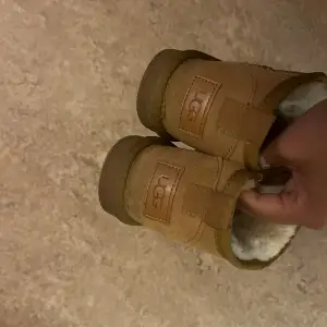 Säljer ett par mysiga bruna UGG boots i mocka med mjukt foder inuti. Perfekta för kalla dagar när du vill hålla fötterna varma och bekväma. Använt ca 2-3 gånger så de är i mycket bra  och nytt skick. Pris kan diskuteras vid snabb affär!