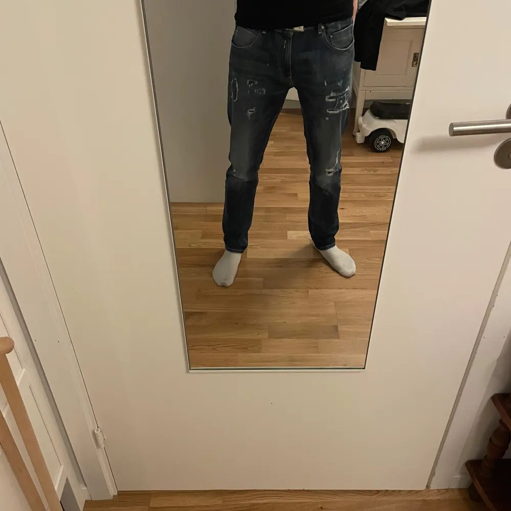 Säljer ett par replay jeans i modellen mickym med feta slitningar över jeansen. Dom är knappt använda och köptes i augusti de här året men kom aldrig till användning så dom är så gott som nya. Storleken är 32/32, finns de några frågor eller funderingar är de bara att höra av sig. Jeans & Byxor.