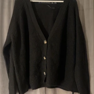 Svart kofta  - Superfint kofta ifrån Lager157! Sitter mer som en L/Xl därav säljer jag den! Använd fåtal gånger💕