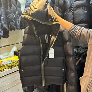Rick Owens Jacka ALLA SIZES - Finns i alla storlekar som sagt. Riktigt fet jacka den sitter så sjukt bra på. Man känner sig riktigt häftig alltså. Som sagt har fler Rick Owens varor. Vem vet kan bli din Rick Owens Plug 🔌 