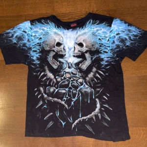 Vintage SpiralDirect Graphic T-shirt  - Vintage Graphic t-shirt från SpiralDirect med ett unikt dödskalletryck i blått och vitt. Ganska edgy stil och är i nyskick 