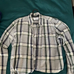 Rutig skjorta Our Legacy - Säljer en snygg rutig skjorta från Our Legacy i storlek L. Den är i mycket bra skick