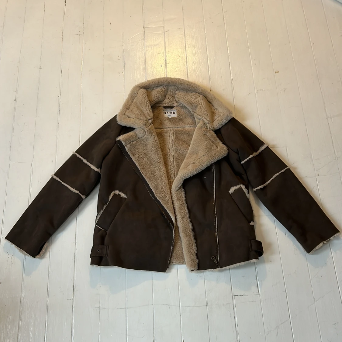 Brun mockajacka med foder från NA-KD