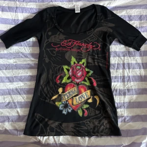 Svart Ed Hardy topp med tryck - Fin topp med fint skick 