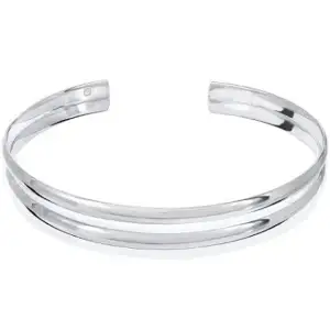 Armband från guldfynd i äkta silver. Bra skick, One size. Bredd: 8mm höjd: 1 mm diameter: 69mm. Nypris 800kr