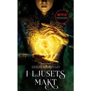 I ljusets makt (pocket) - Kommer som Netflix-serie! Alina Starkov är ingen särskild, bara en av alla fattiga, föräldralösa ungdomar i det krigshärjade landet Ravka. När hennes bästa vän Mal hotas till livet, väcks en uråldrig kraft hos Alina. Hon förs till landets magiska elit, Grishan, och en helt ny värld öppnar sig för henne. En värld av magi och gnistrande överflöd, men där Alina inte vet om hon kan lita på någon inte ens Grishans mäktige ledare, Skuggmästaren, som kanske är den enda som kan hjälpa henne att ta makten över sin kraft och fullborda sitt öde. I ljusets makt är den första boken i Grisha-trilogin, som utspelar sig i en fantasyvärld inspirerad av 1800-talets Tsarryssland. Den följs av Stormens öga och Ur askan, och sedan även av den fristående duologin Högt spel och Laglöst rike.I början av 2021 kommer Netflix-serien Shadow and bone, som är baserad på båda bokserierna. I samband med detta ger vi ut I ljusets makt och Högt spel i nya pocketutgåvor med Netflix-omslag. Sagt om I ljusets makt:Jag älskar den här föräldralösa, oönskade flickan som förändrar världen på sitt eget sätt. Jag älskar att hon är trubbig och sur och inte passar in bland de lyckade. Jag älskar att en grå mager speta får vara den som räddar världen, till slut.  Göteborgs-PostenI avslutningen är det svårt att skilja ond från god och när Alina sätter segel mot uppföljaren får hon sannolikt med sig nästan alla läsare.  - Dagens Nyheternervigt, händelserikt och oavbrutet spännande. - Svenska dagbladet    Format Pocket   Omfång 295 sidor   Språk Svenska   Förlag Lilla Piratförlaget   Utgivningsdatum 2021-04-19   Medverkande Carina Jansson   ISBN 9789178132751  