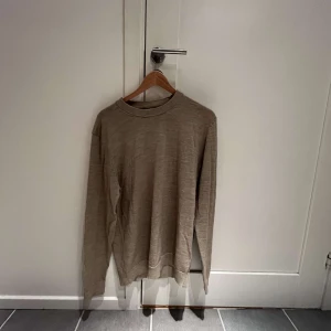 Merino ull tröja Selected homme - Beige stickad tröja i merino ull från selected homme i storlek L. Nypris 800 och den har inga tecken alls på användning. Skriv om ni vill ha fler bilder med tröjan på eller liknande🤝🏼