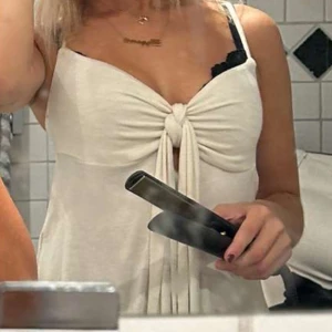 Vit knytlinne från gina tricot - Säljer ett snyggt vitt linne med knytning framtill. Perfekt för sommardagar eller en avslappnad fest. Linnet har smala axelband och en stilren design som passar till det mesta. Superbekvämt och lätt att matcha med jeans eller kjol.