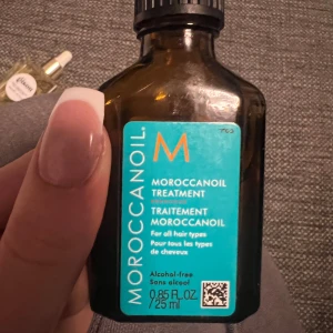 Moroccanoil Treatment 25 ml - Säljer en flaska Moroccanoil Treatment på 25 ml. Perfekt för alla hårtyper och fri från alkohol. Ger näring och glans till håret. Flaskan är brun med en turkos etikett och svart skruvkork.mer än halva