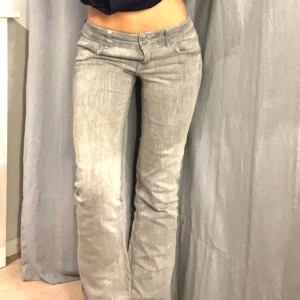 Grå jeansbyxor - Säljer ett par snygga grå jeansbyxor i mycket bra skick. De har en lågmidjad passform med två knappar i midjan. Perfekta för både vardag och fest! 🖤