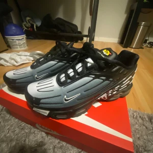 Nike Air Max Plus 3 svart - Säljer ett par Nike Air Max Plus i svart och grått. De har en cool design med svarta och gråa nyanser och den klassiska Air Max-dämpningen. Perfekta för både vardag och träning. Skorna är i nytt skick och kommer i originalkartong.