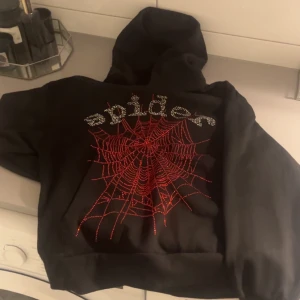 Spider hoodie - Säljer nu min spider hoodie i 10/10 skick, använd Max 3 gånger , säljer pågrund av att det inte är min stil längre, passar perfekt t både M och S