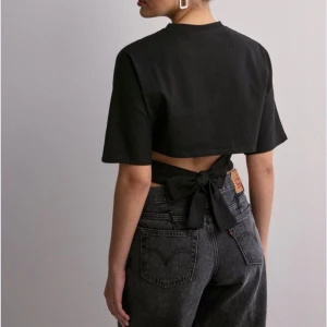 Tröja med öppen rygg🫰🏼🫰🏼 - Super sög topp med rosett knytning bak till. Oanvänd!