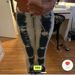 Jeans - Så snygga jeans med coolt mönster! Köpte här på Plick men de passade tyvärr inte. Bilden är lånad från den jag köpte av. Kontakta gärna vid intresse eller för fler bilder på dem 💗pris kan diskuteras vid snabb affär