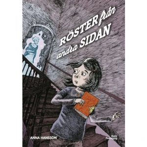 Röster från andra sidan (inbunden) - När en äldre släkting går bort börjar det hända oförklarliga saker runt Klara. Kan det vara någon som vill henne något?  Var Ines och Klaras mormor verkligen syskon? Vems dagbok är det Klara hittat? Vilka föreställer fotografierna i berlocken? Och kan man drömma sanndrömmar?  Röster från andra sidan är en kuslig spökhistoria för barn i åldern 9–12 år.  Anna Hansson är utbildad lärare och skriver böcker som hon själv hade velat läsa som barn. Spännande, fantasifulla och roliga.  Provläs boken på www.betapedagog.se.    Format Inbunden   Omfång 101 sidor   Språk Svenska   Förlag Beta Pedagog AB   Utgivningsdatum 2018-09-20   Medverkande Oskar Aspman   ISBN 9789188009678  