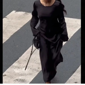 Satin klänning Gina tricot  - Elegant svart långklänning från Gina tricot, slutsåld i butik. Prislapp sitter kvar helt oanvänd. Sälja pga liten storlek. Storlek 34