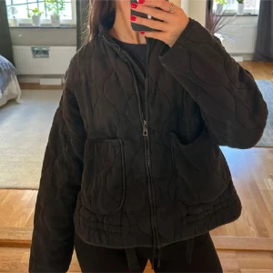 Snygg jacka  - Jätte fin och trendig quiltad jacka från zara i bra skick!!💕