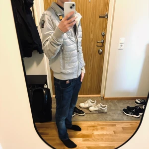 Parajumpers cardigan  - Säljer en snygg grå Parajumpers i mycket bra skick, köpt på nk 4,2 kvitto finns o andra taggar som följde med. Skriv om du har funderingar