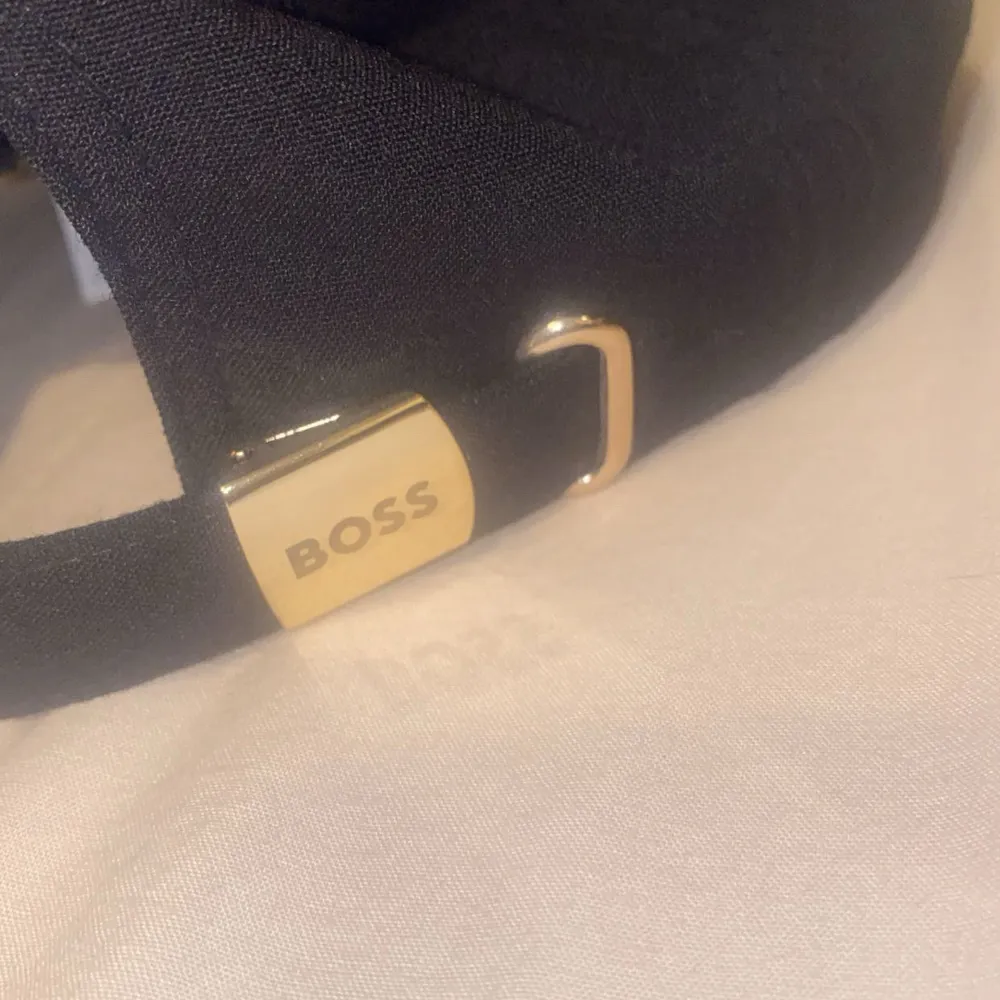 Säljer nu min Svart/Guldiga keps från Hugo boss. Jag säljer den för att jag aldrig använder den max använd 2 gånger. Kepsen är som ny och väldigt fin. KAN GÅ NER I PRIS VID SNABB AFFÄR.. Accessoarer.