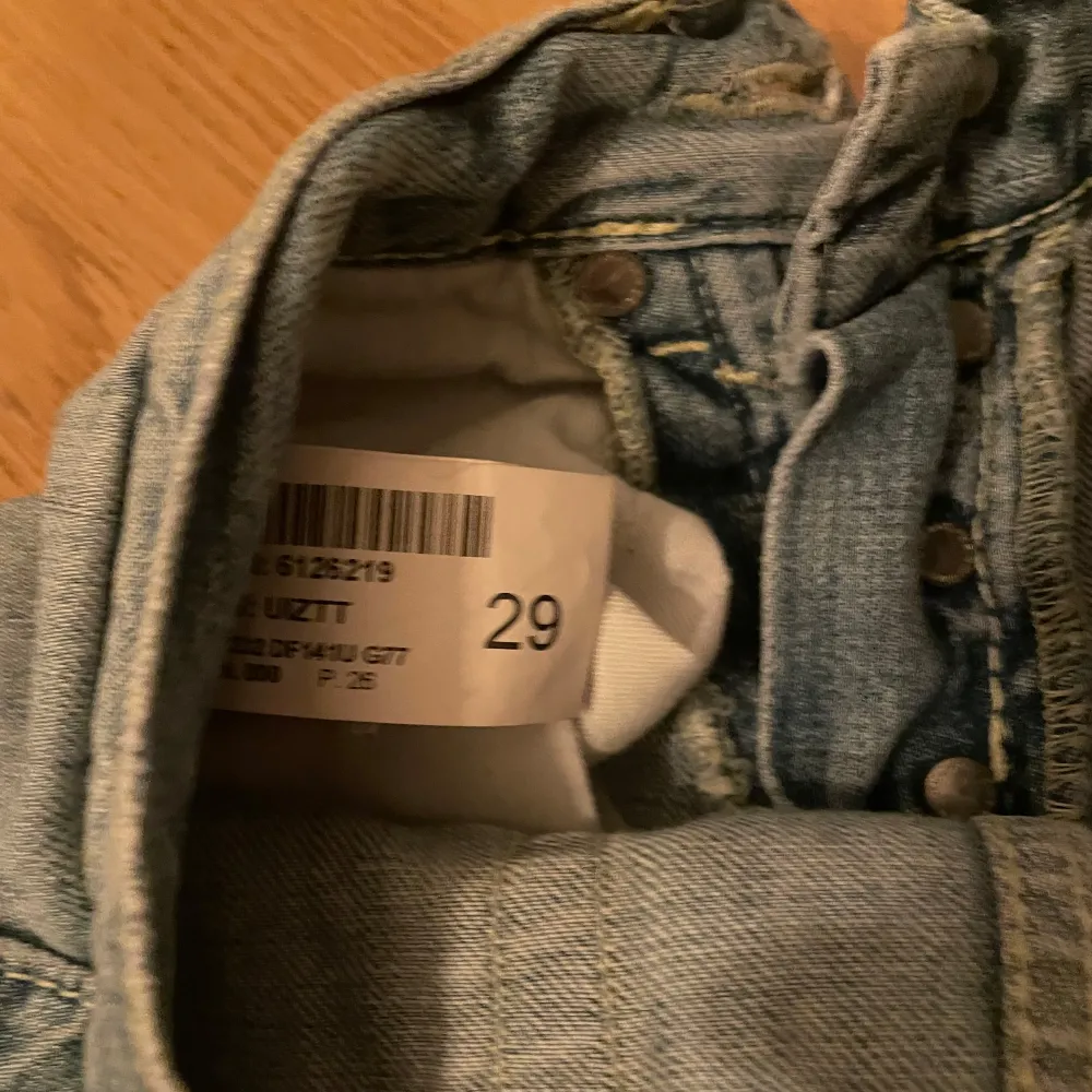 Dondup George jeans m slitningar | Strl: 29w | skick 9/10 |699kr | modellen är 175cm och väger 55kg | Skriv gärna vid funderingar 😁👍. Jeans & Byxor.