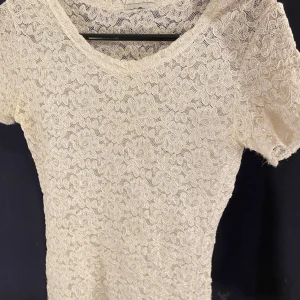 Vit spetsblus - Säljer en söt vit spetsblus med korta ärmar. Perfekt för sommardagar eller en festlig kväll. Blusen har en vacker spetsdesign som ger en romantisk känsla. Passar bra till både jeans och kjol. 🕊️