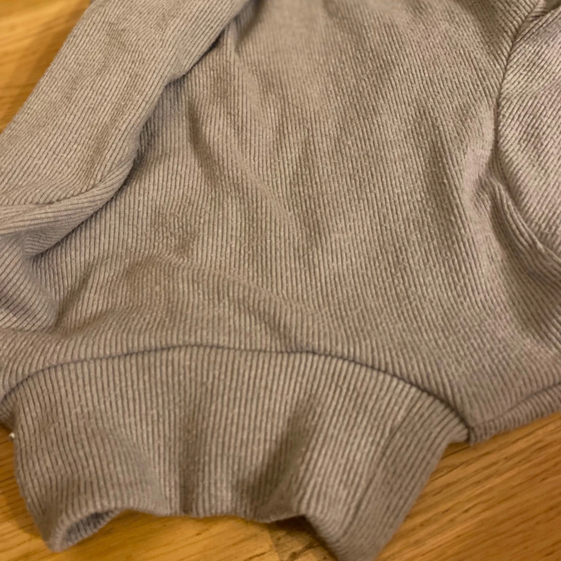 Grå ribbad polotröja från Zara - 92