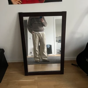 Beige byxor från H&M - Säljer ett par snygga beige byxor från H&M i loose fit. Grymt sköna till sommaren!