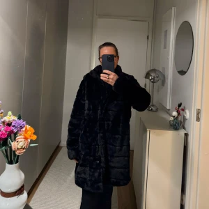 Svart pälsjacka - Säljer en supermjuk och varm svart pälsjacka i mycket bra skick. Perfekt för kalla vinterdagar och höstkvällar. Jackan har långa ärmar och en elegant look som passar både till vardags och fest. Den är i storlek dam S och känns lyxig att bära.