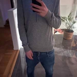 Grå Kashmir hoodie från Ralph Lauren - Säljer min RLX Ralph lauren kashmir hoodie. Stilren och passa en dag hemma, i skolan och ute med kompisar. Nypriset på denna hoodie är 6095kr och hoodien  är svår att få tag i och säljs inte. Passar folk mellan 165~177cm 
