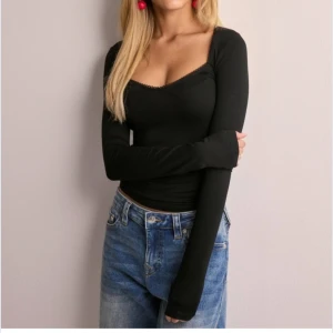 Svart långärmad topp - Snygg svart långärmad topp ifrån nelly. Aldrig använd då jag fick hem fel storlek🩷 Säljer eller byter mot en i Xs/S