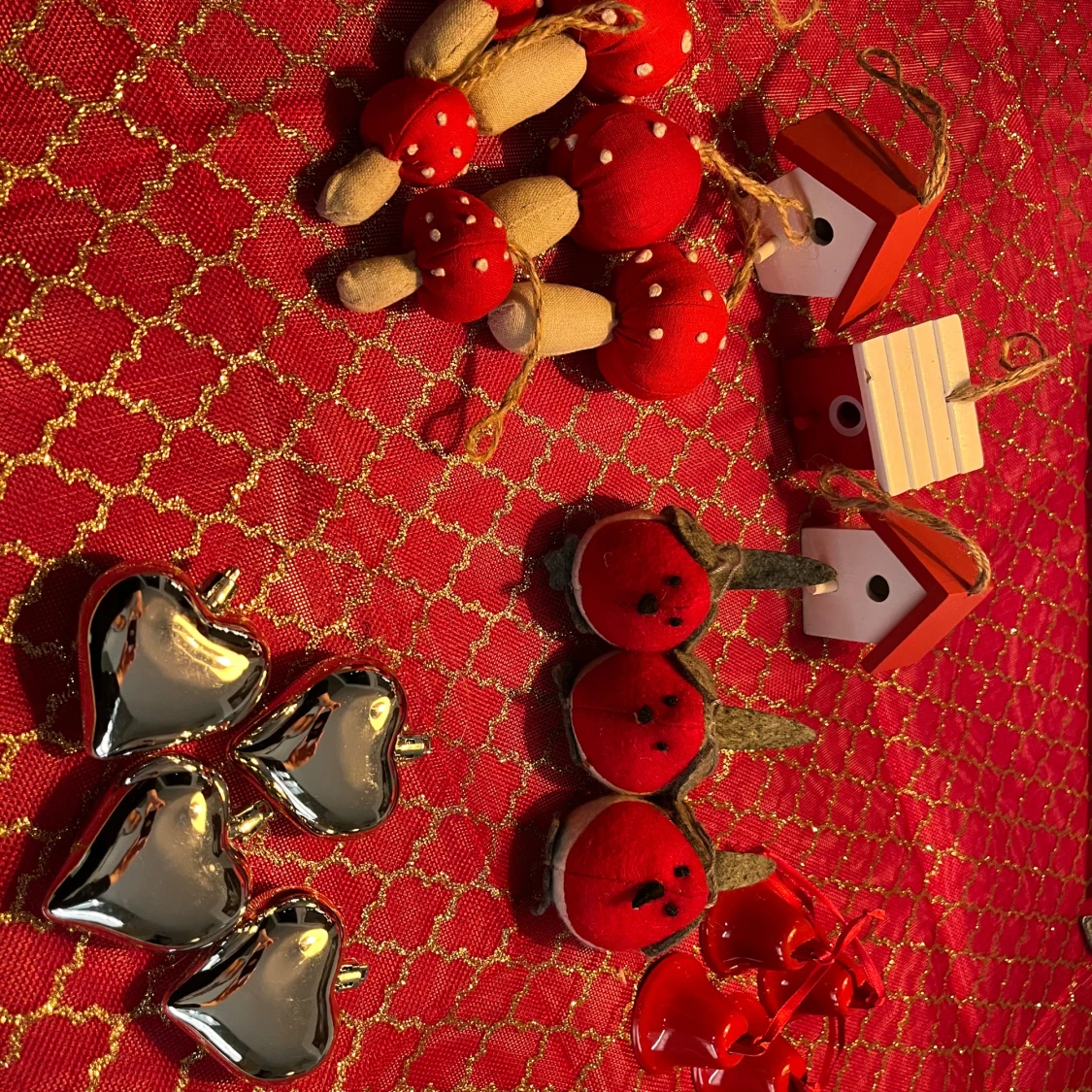 Juldekorationer i rött och silver