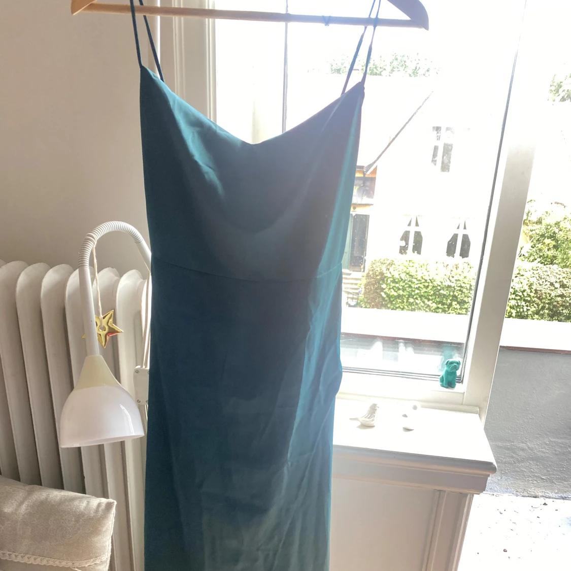 Turkos långklänning med smala axelband och öppen rygg! - 91