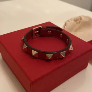 Valentino armband  - Rött Valentino armband (Rouge Pur), Nytt skick (one size) ⭐️ Nypris:2500, mitt pris 1500kr (Allt medföljer i boxen (bag, extra nitar)