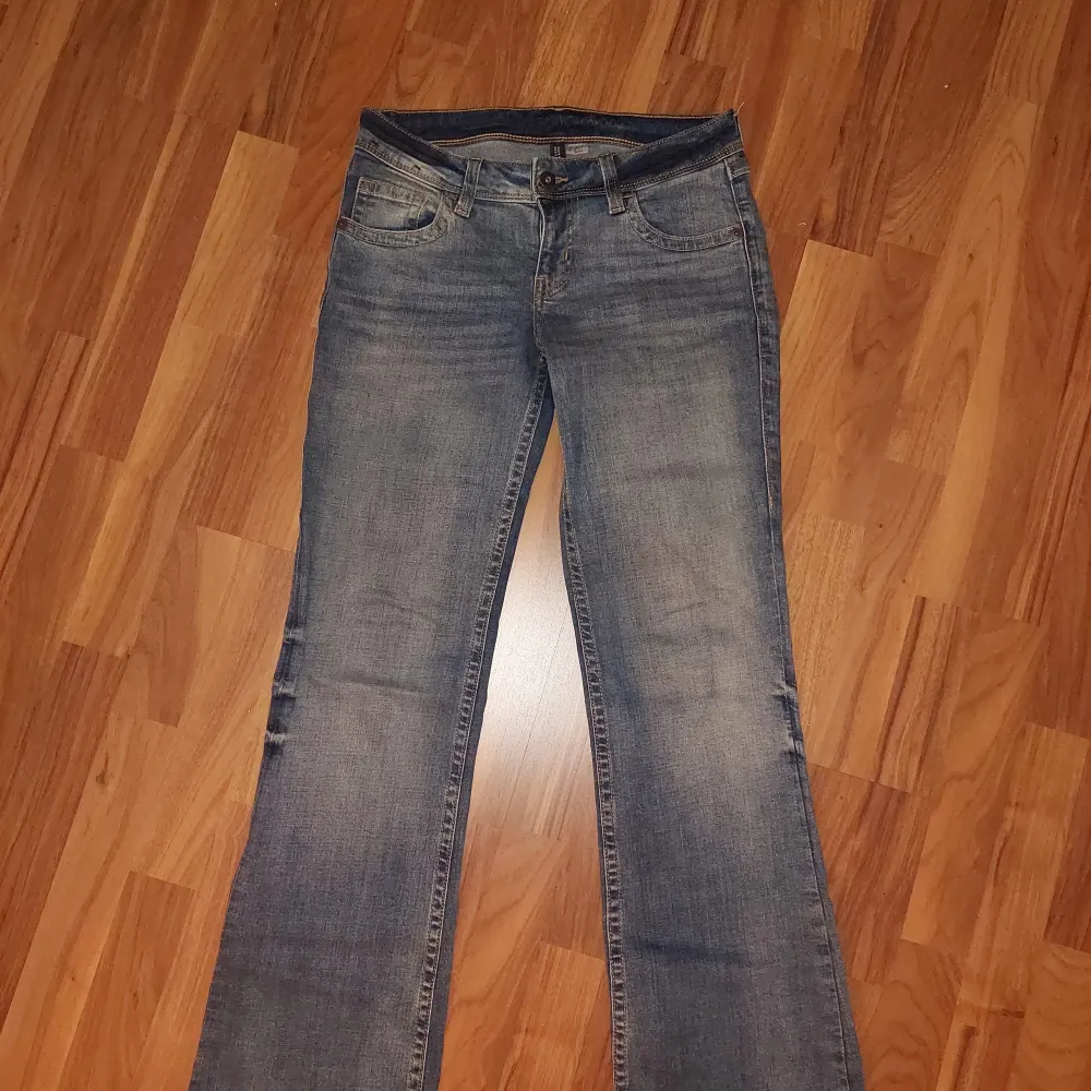 Säljer ett par snygga bootcut jeans med coola fickor med knapp. De är i nyskick, endast testade!. Jeans & Byxor.