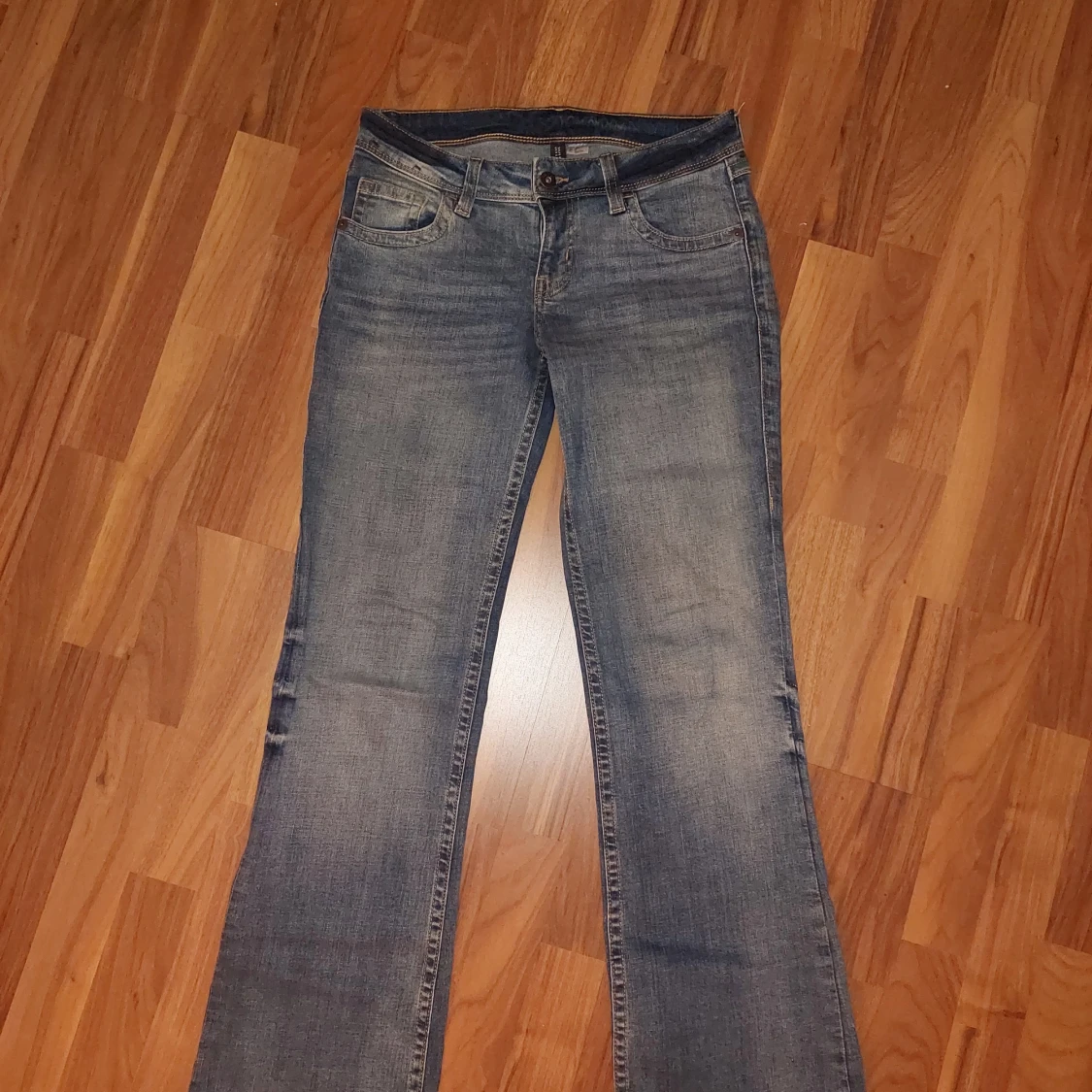 Blå bootcut jeans
