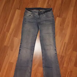 Säljer ett par snygga bootcut jeans med coola fickor med knapp. De är i nyskick, endast testade!