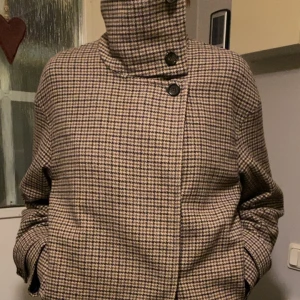 Arket kappa/jacka - Säljer denna supersnygga jacka då det är lite liten för mig. Jag är 177 och brukar ha S/M i tröjor för referens. Storlek 36.  Priset kan diskuteras vid snabbt köp :)