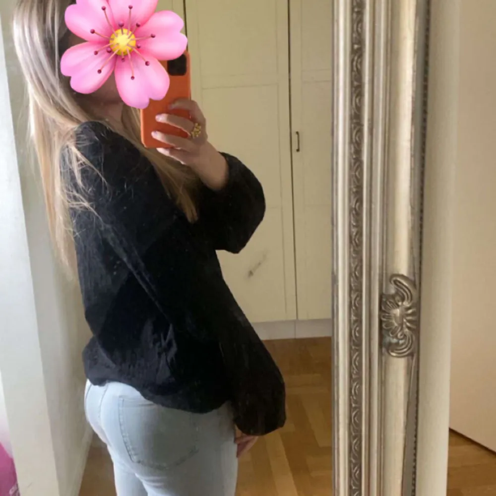 Säljer dessa superfina jeans från weekday, så fina och bekväma och är absolut en favorit, säljer de eftersom de inte längre passar mig 💕finns slitage längre ned (skriv privat för mer info) . Jeans & Byxor.