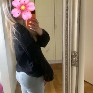 Ljusblå bootcut jeans från weekday - Säljer dessa superfina jeans från weekday, så fina och bekväma och är absolut en favorit, säljer de eftersom de inte längre passar mig 💕finns slitage längre ned (skriv privat för mer info) 