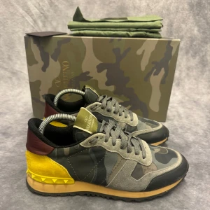 VALENTINO ROCKRUNNERS  - - Valentino Rockrunners- Skick: 9,5/10 - Tillbehör: Enbart skorna - Storlek 39 - Nypris ca 7500kr // DeluxeCloset