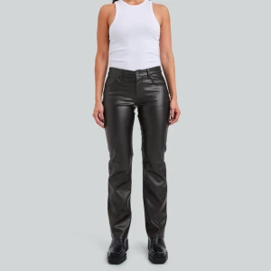 Svarta skinnbyxor - Fina svarta skinnbyxor från bikbok. De är i fint skick och använts fåtal gånger! Anledningen till att dom säljs är för att de inte kommer till användning. 