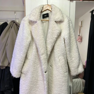 Vit teddyjacka från bikbok  - Supermysig vit teddyjacka från Weekday i storlek M. Perfekt för kalla höst- och vinterdagar. Den har en oversized passform och långa ärmar, vilket gör den extra bekväm och varm. Jackan är i mycket bra skick och har en klassisk stil som passar till allt. Ett måste för garderoben!