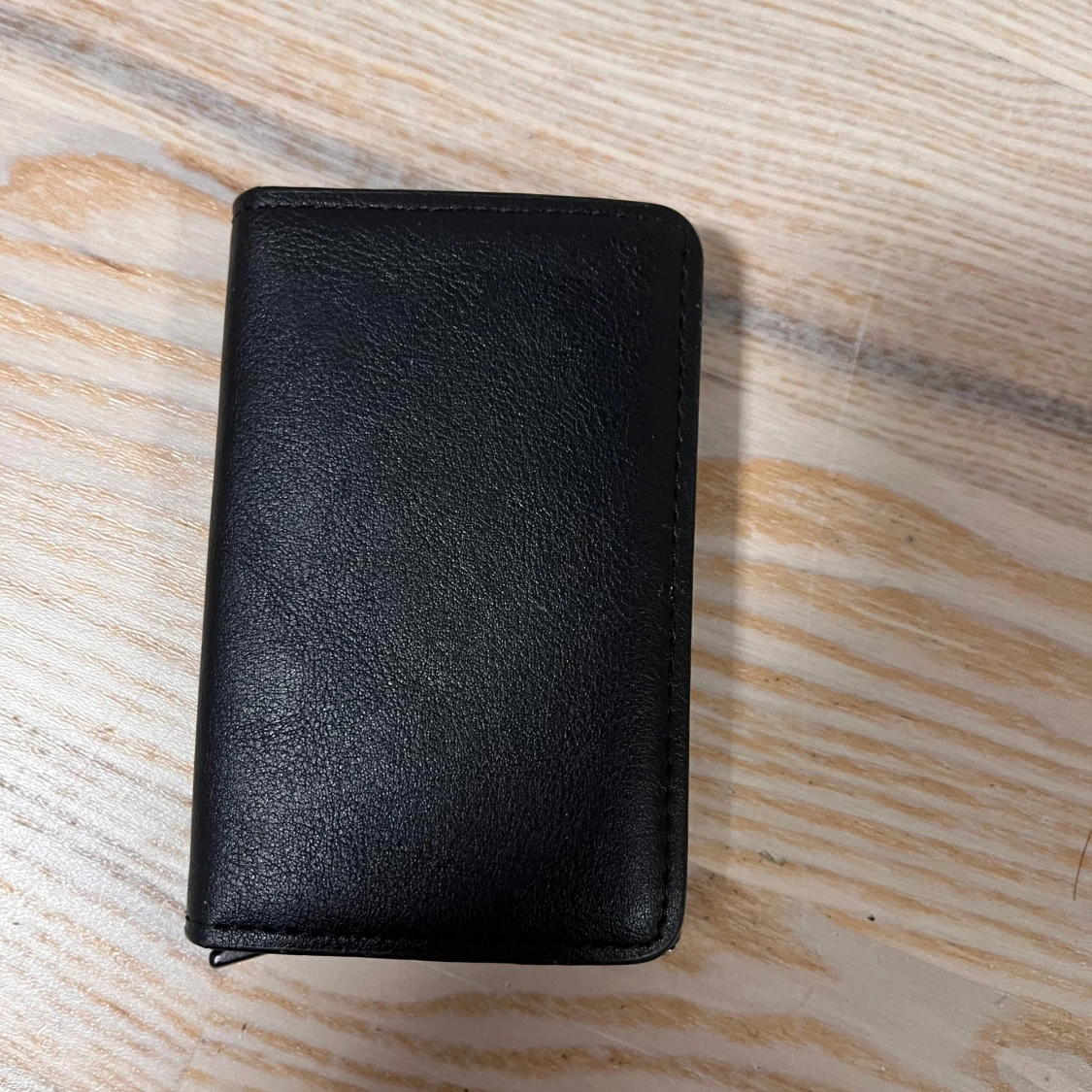 Svart plånbok i skinn