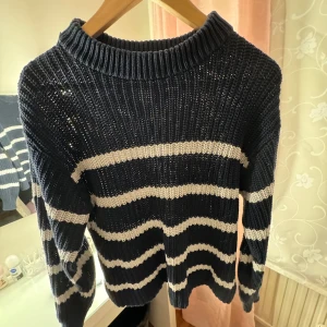 Mörkblå randig stickad tröja - Säljer en superfin mörkblå stickad tröja med vita ränder. Tröjan är i bra skick och passar perfekt för höst och vinter!💙