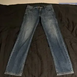 Oanvända Lee jeans, säljer pga för att de är för stora, 30 i midjan och 34 på längden