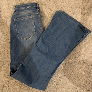 Flared/bootcut jeans - Flared/bootcut jeans i fint skick. Tyvärr kan jag inte ta bild med de på då de är för stora. 